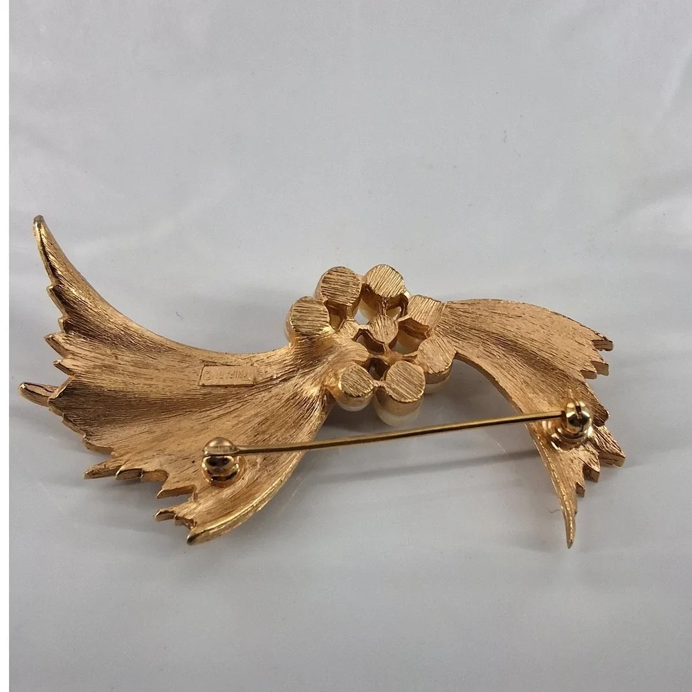 Vintage Crown Trifari Gold‎ Tone Faux Pearl Ribbon Cluster Brooch Mid-Century